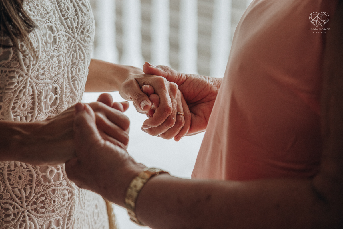 casamento feito em Paraty Rio de Janeiro pela fotografa premiada no brasil e no mundo nayara anrade fotografia casamento homoafetivo entre duas mulheres de vestido de noiva ao ar livre no fim de tarde