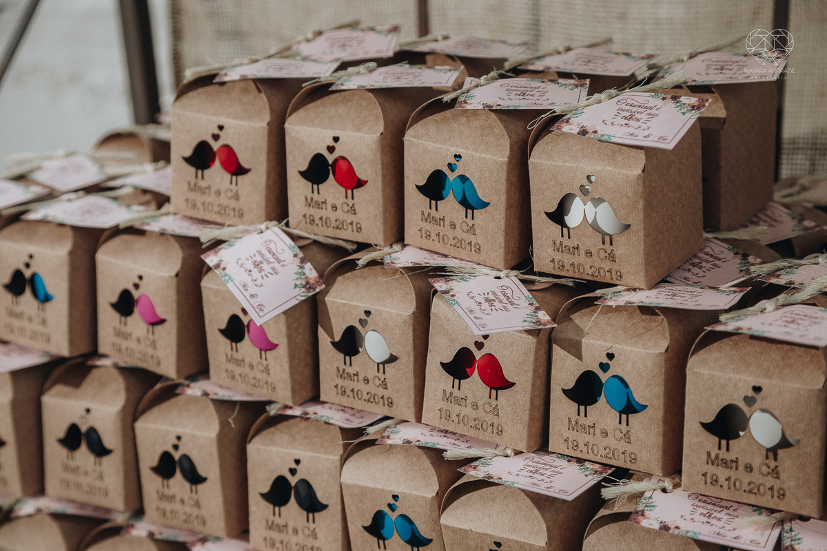 casamento feito em Paraty Rio de Janeiro pela fotografa premiada no brasil e no mundo nayara anrade fotografia casamento homoafetivo entre duas mulheres de vestido de noiva ao ar livre no fim de tarde casamento com noivas