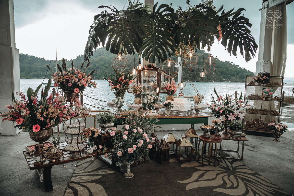 casamento feito em Paraty Rio de Janeiro pela fotografa premiada no brasil e no mundo nayara anrade fotografia casamento homoafetivo entre duas mulheres de vestido de noiva ao ar livre no fim de tarde casamento com noivas