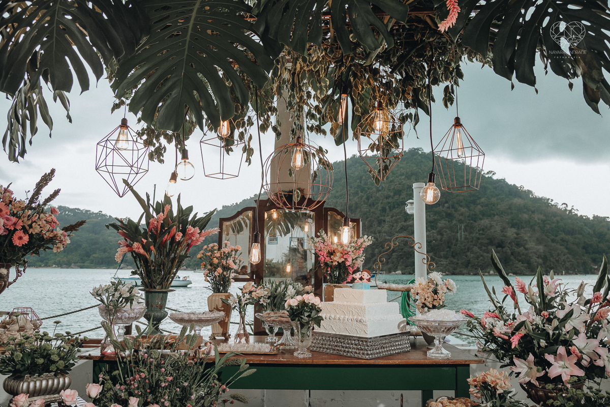 casamento feito em Paraty Rio de Janeiro pela fotografa premiada no brasil e no mundo nayara anrade fotografia casamento homoafetivo entre duas mulheres de vestido de noiva ao ar livre no fim de tarde casamento com noivas