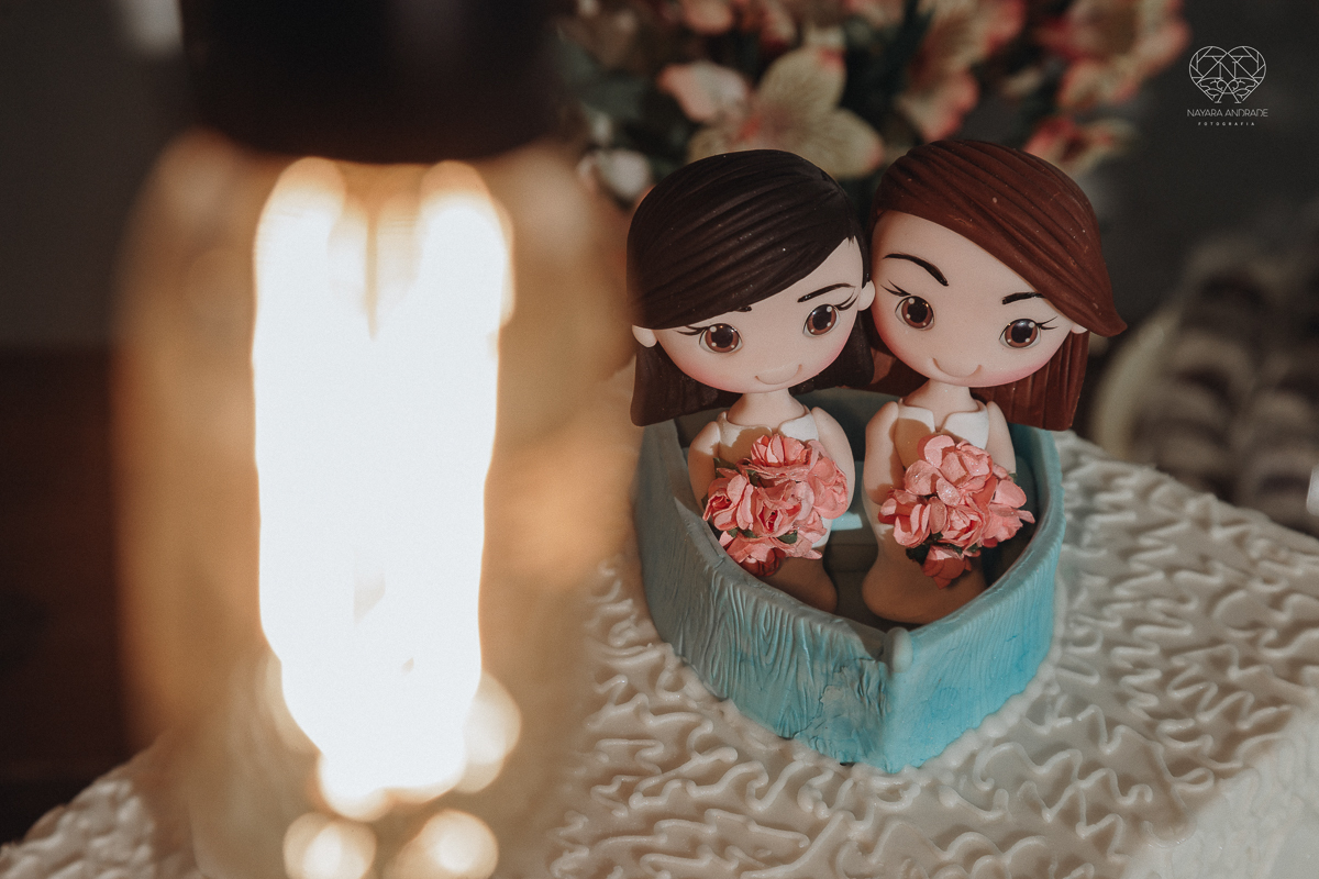 casamento feito em Paraty Rio de Janeiro pela fotografa premiada no brasil e no mundo nayara anrade fotografia casamento homoafetivo entre duas mulheres de vestido de noiva ao ar livre no fim de tarde casamento com noivas