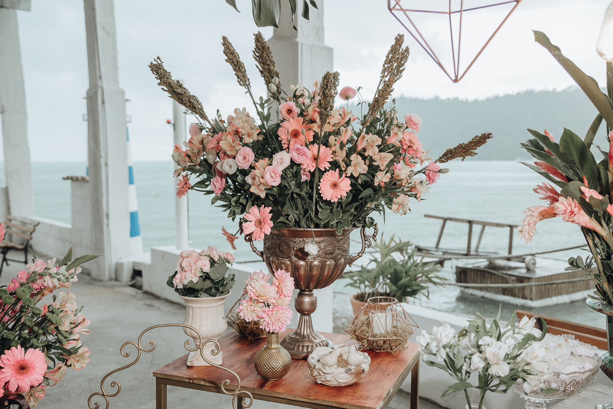 casamento feito em Paraty Rio de Janeiro pela fotografa premiada no brasil e no mundo nayara anrade fotografia casamento homoafetivo entre duas mulheres de vestido de noiva ao ar livre no fim de tarde casamento com noivas