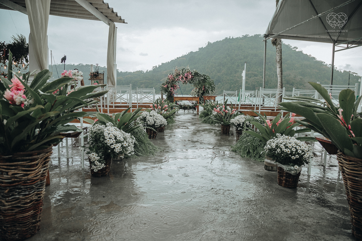 casamento feito em Paraty Rio de Janeiro pela fotografa premiada no brasil e no mundo nayara anrade fotografia casamento homoafetivo entre duas mulheres de vestido de noiva ao ar livre no fim de tarde casamento com noivas