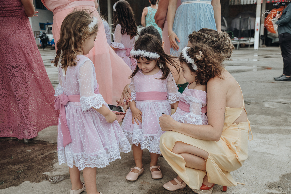 casamento feito em Paraty Rio de Janeiro pela fotografa premiada no brasil e no mundo nayara anrade fotografia casamento homoafetivo entre duas mulheres de vestido de noiva ao ar livre no fim de tarde casamento com noivas