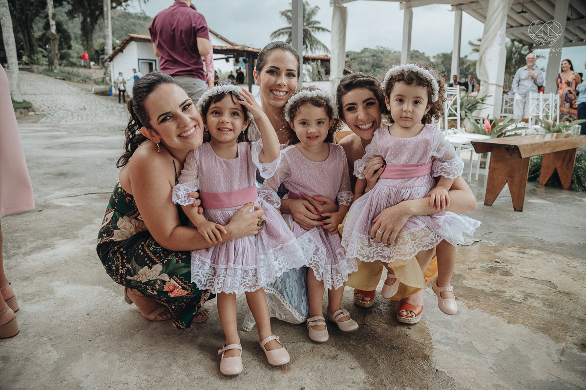 casamento feito em Paraty Rio de Janeiro pela fotografa premiada no brasil e no mundo nayara anrade fotografia casamento homoafetivo entre duas mulheres de vestido de noiva ao ar livre no fim de tarde casamento com noivas