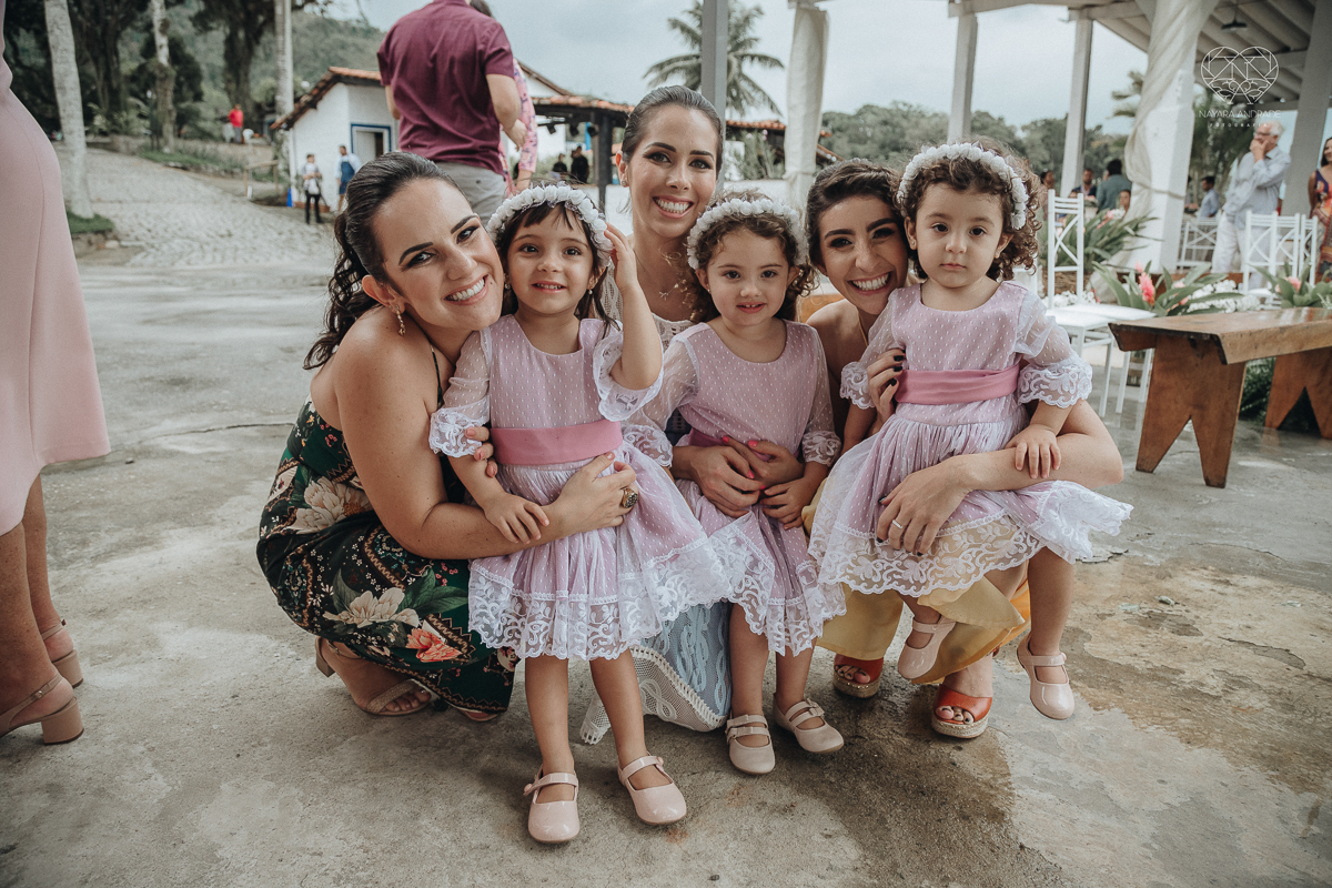 casamento feito em Paraty Rio de Janeiro pela fotografa premiada no brasil e no mundo nayara anrade fotografia casamento homoafetivo entre duas mulheres de vestido de noiva ao ar livre no fim de tarde casamento com noivas