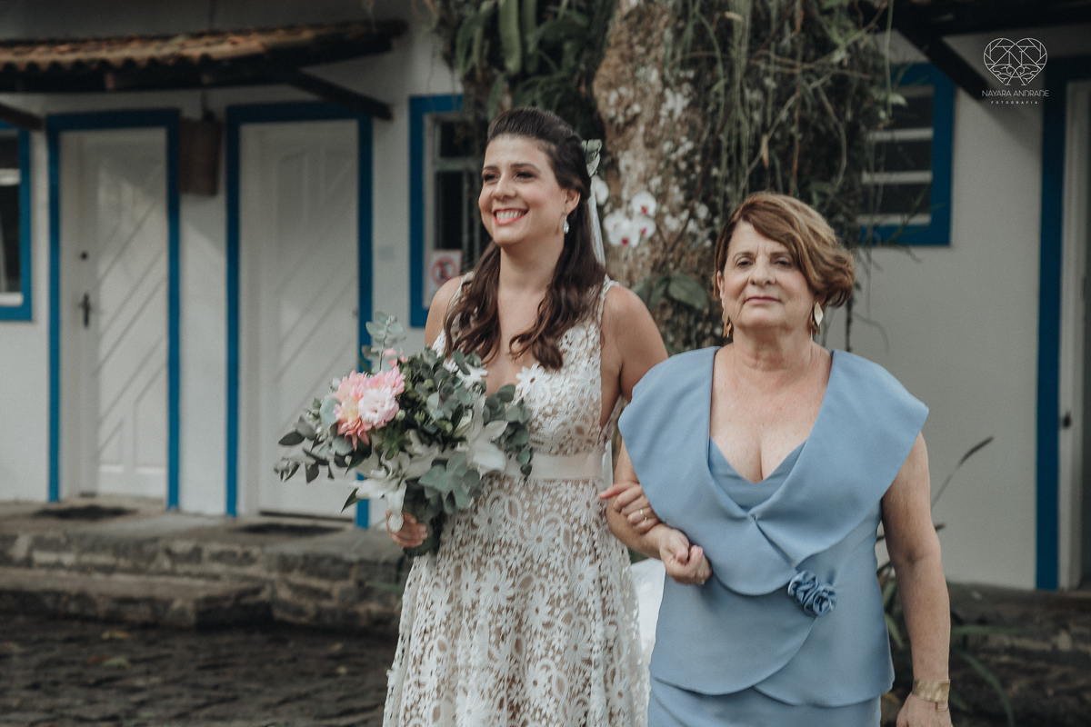 casamento feito em Paraty Rio de Janeiro pela fotografa premiada no brasil e no mundo nayara anrade fotografia casamento homoafetivo entre duas mulheres de vestido de noiva ao ar livre no fim de tarde casamento com noivas