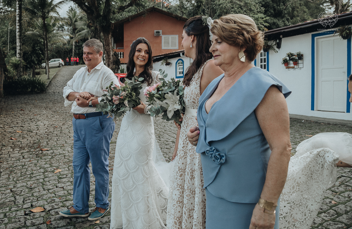 casamento feito em Paraty Rio de Janeiro pela fotografa premiada no brasil e no mundo nayara anrade fotografia casamento homoafetivo entre duas mulheres de vestido de noiva ao ar livre no fim de tarde casamento com noivas