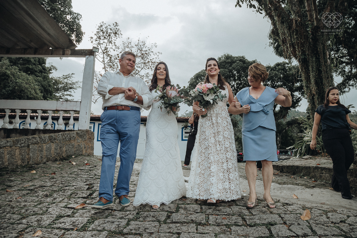 casamento feito em Paraty Rio de Janeiro pela fotografa premiada no brasil e no mundo nayara anrade fotografia casamento homoafetivo entre duas mulheres de vestido de noiva ao ar livre no fim de tarde casamento com noivas