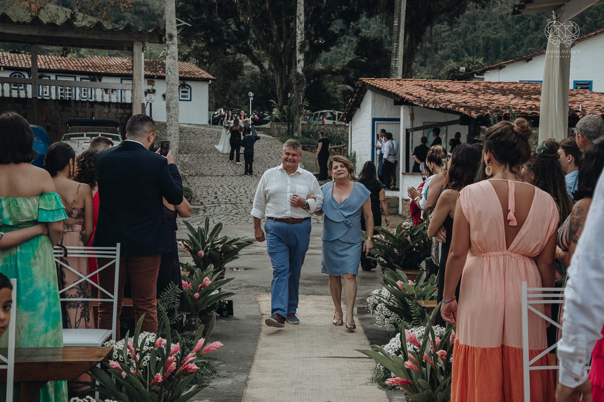 casamento feito em Paraty Rio de Janeiro pela fotografa premiada no brasil e no mundo nayara anrade fotografia casamento homoafetivo entre duas mulheres de vestido de noiva ao ar livre no fim de tarde casamento com noivas