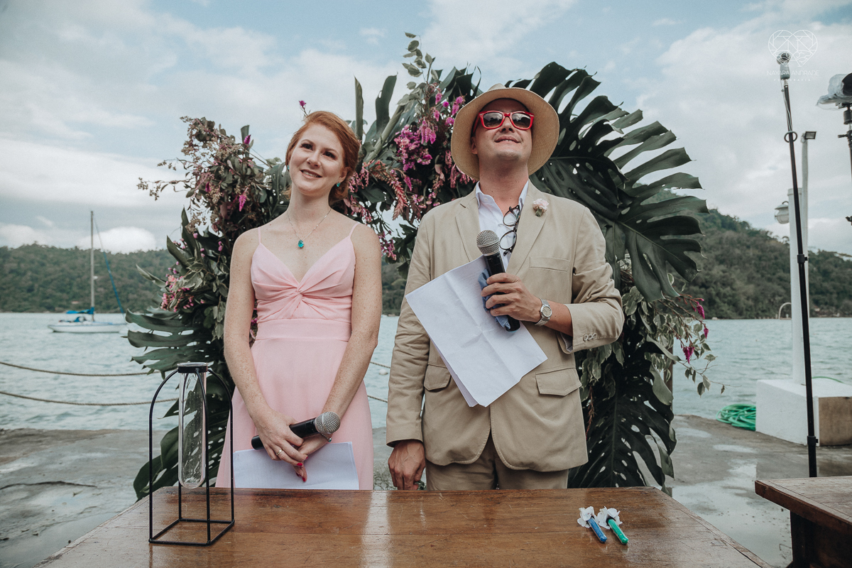 casamento feito em Paraty Rio de Janeiro pela fotografa premiada no brasil e no mundo nayara anrade fotografia casamento homoafetivo entre duas mulheres de vestido de noiva ao ar livre no fim de tarde casamento com noivas