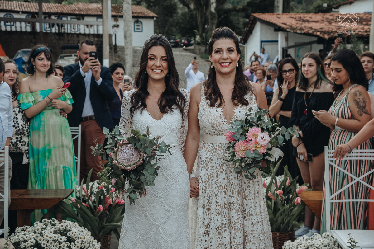 casamento feito em Paraty Rio de Janeiro pela fotografa premiada no brasil e no mundo nayara anrade fotografia casamento homoafetivo entre duas mulheres de vestido de noiva ao ar livre no fim de tarde casamento com noivas