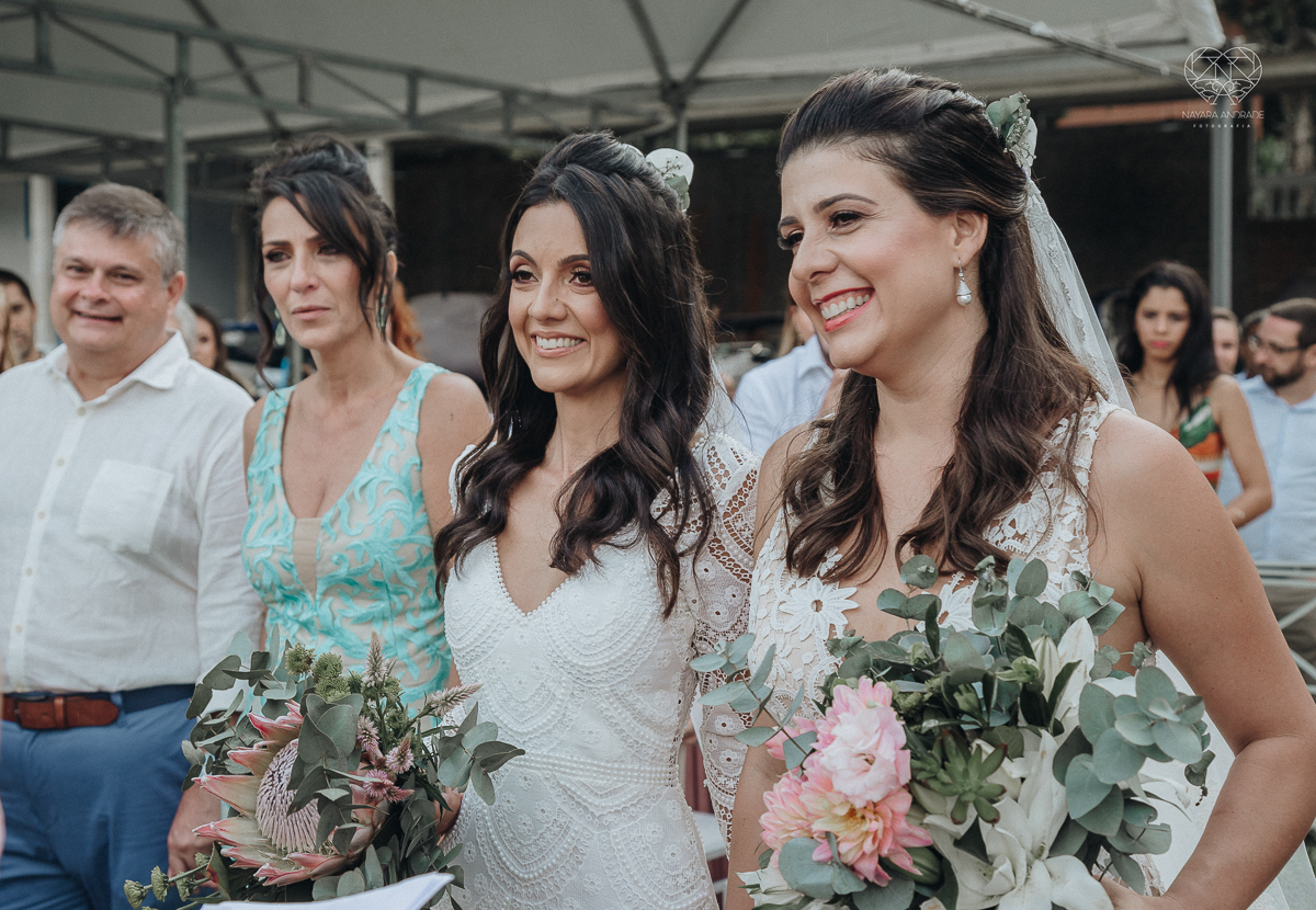 casamento feito em Paraty Rio de Janeiro pela fotografa premiada no brasil e no mundo nayara anrade fotografia casamento homoafetivo entre duas mulheres de vestido de noiva ao ar livre no fim de tarde casamento com noivas