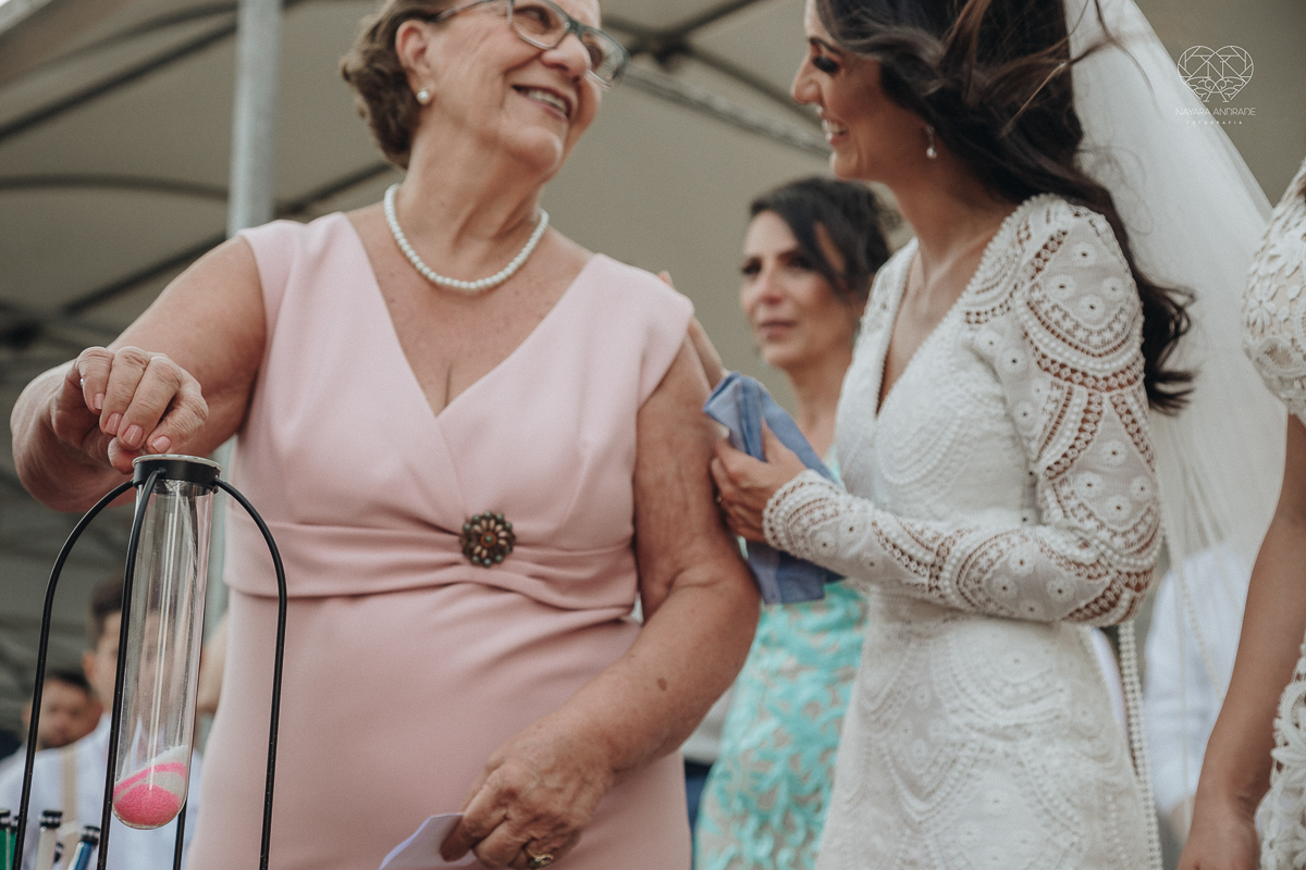 casamento feito em Paraty Rio de Janeiro pela fotografa premiada no brasil e no mundo nayara anrade fotografia casamento homoafetivo entre duas mulheres de vestido de noiva ao ar livre no fim de tarde casamento com noivas