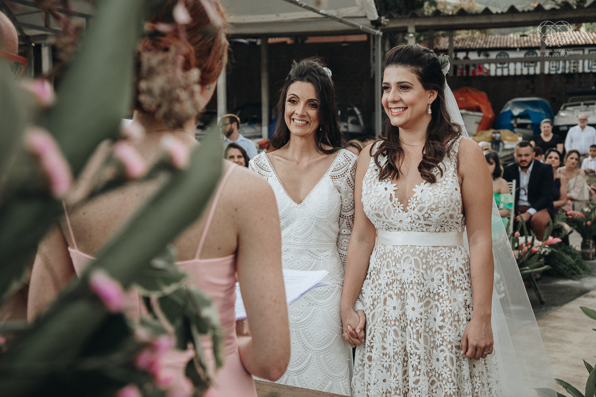 casamento feito em Paraty Rio de Janeiro pela fotografa premiada no brasil e no mundo nayara anrade fotografia casamento homoafetivo entre duas mulheres de vestido de noiva ao ar livre no fim de tarde casamento com noivas