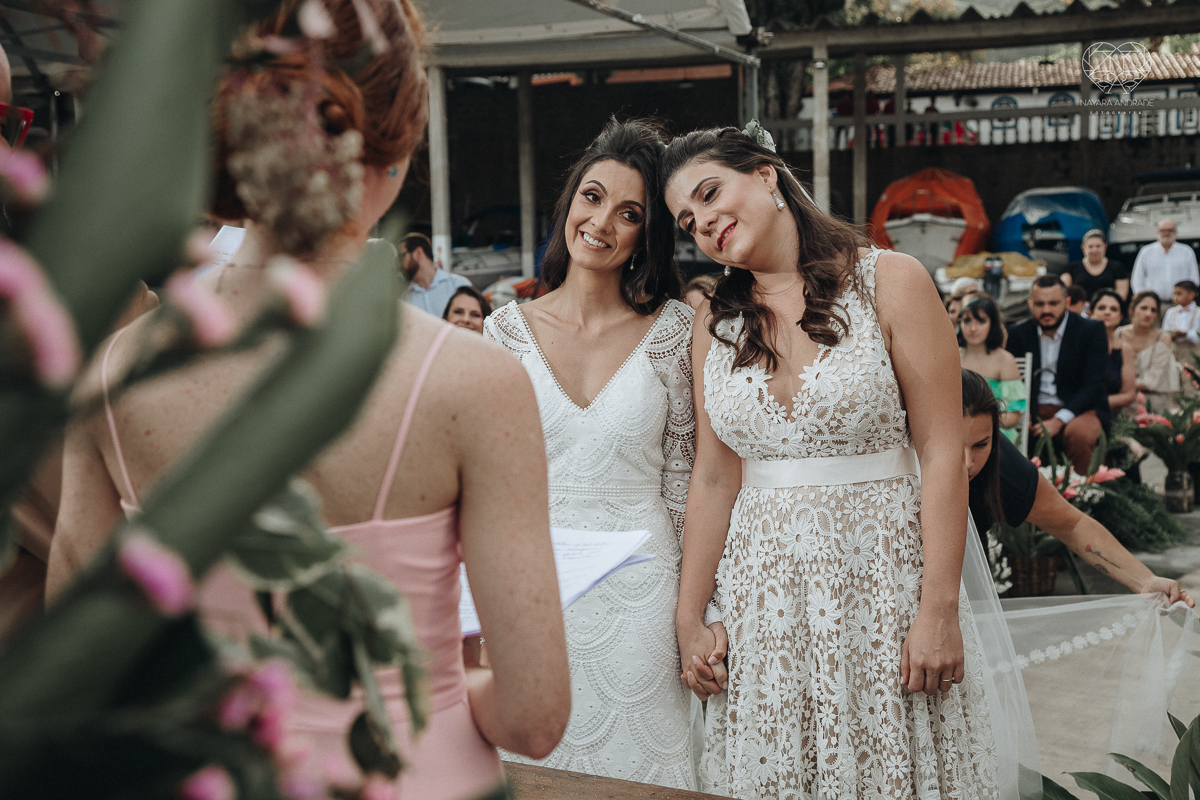 casamento feito em Paraty Rio de Janeiro pela fotografa premiada no brasil e no mundo nayara anrade fotografia casamento homoafetivo entre duas mulheres de vestido de noiva ao ar livre no fim de tarde casamento com noivas