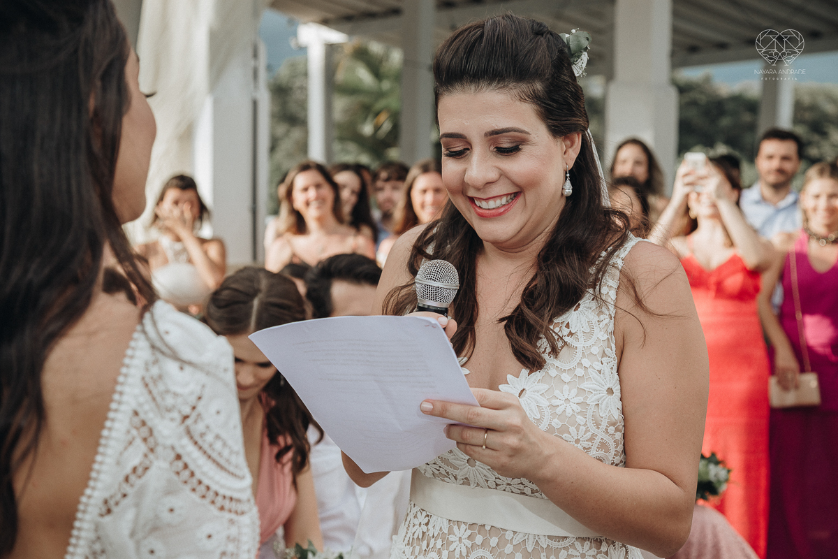 casamento feito em Paraty Rio de Janeiro pela fotografa premiada no brasil e no mundo nayara anrade fotografia casamento homoafetivo entre duas mulheres de vestido de noiva ao ar livre no fim de tarde casamento com noivas