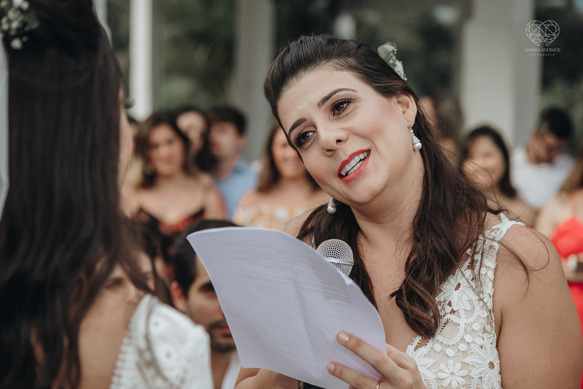 casamento feito em Paraty Rio de Janeiro pela fotografa premiada no brasil e no mundo nayara anrade fotografia casamento homoafetivo entre duas mulheres de vestido de noiva ao ar livre no fim de tarde casamento com noivas