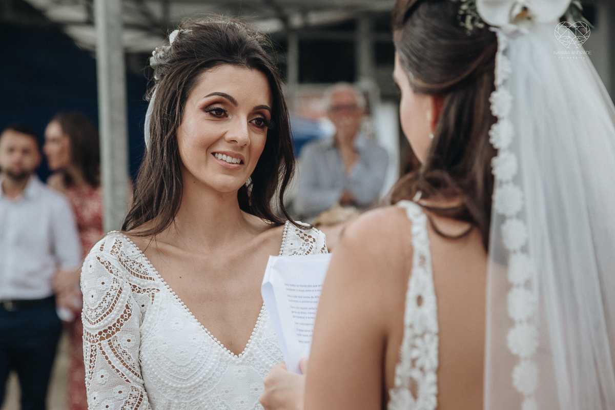 casamento feito em Paraty Rio de Janeiro pela fotografa premiada no brasil e no mundo nayara anrade fotografia casamento homoafetivo entre duas mulheres de vestido de noiva ao ar livre no fim de tarde casamento com noivas
