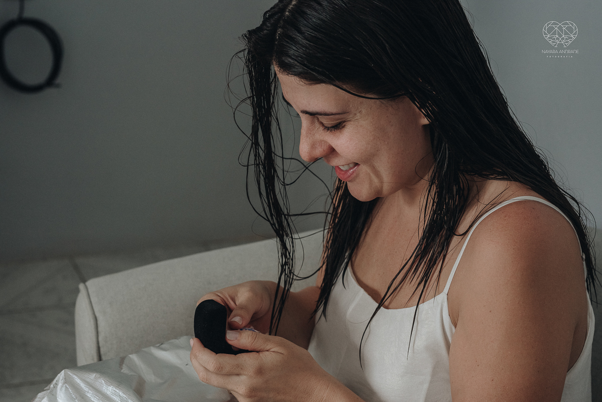 casamento feito em Paraty Rio de Janeiro pela fotografa premiada no brasil e no mundo nayara anrade fotografia casamento homoafetivo entre duas mulheres de vestido de noiva ao ar livre no fim de tarde