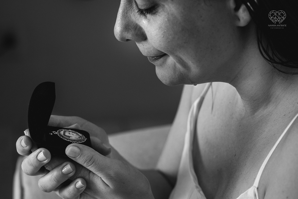 casamento feito em Paraty Rio de Janeiro pela fotografa premiada no brasil e no mundo nayara anrade fotografia casamento homoafetivo entre duas mulheres de vestido de noiva ao ar livre no fim de tarde casamento com noivas