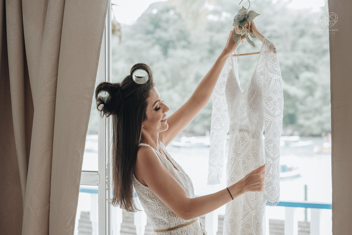 casamento feito em Paraty Rio de Janeiro pela fotografa premiada no brasil e no mundo nayara anrade fotografia casamento homoafetivo entre duas mulheres de vestido de noiva ao ar livre no fim de tarde casamento com noivas