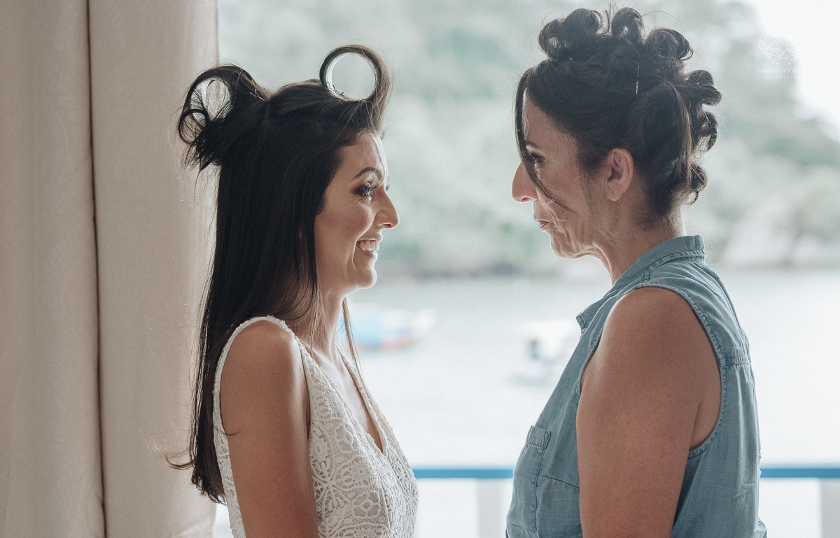 casamento feito em Paraty Rio de Janeiro pela fotografa premiada no brasil e no mundo nayara anrade fotografia casamento homoafetivo entre duas mulheres de vestido de noiva ao ar livre no fim de tarde