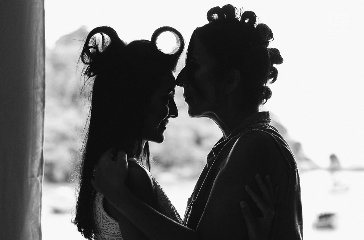 casamento feito em Paraty Rio de Janeiro pela fotografa premiada no brasil e no mundo nayara anrade fotografia casamento homoafetivo entre duas mulheres de vestido de noiva ao ar livre no fim de tarde