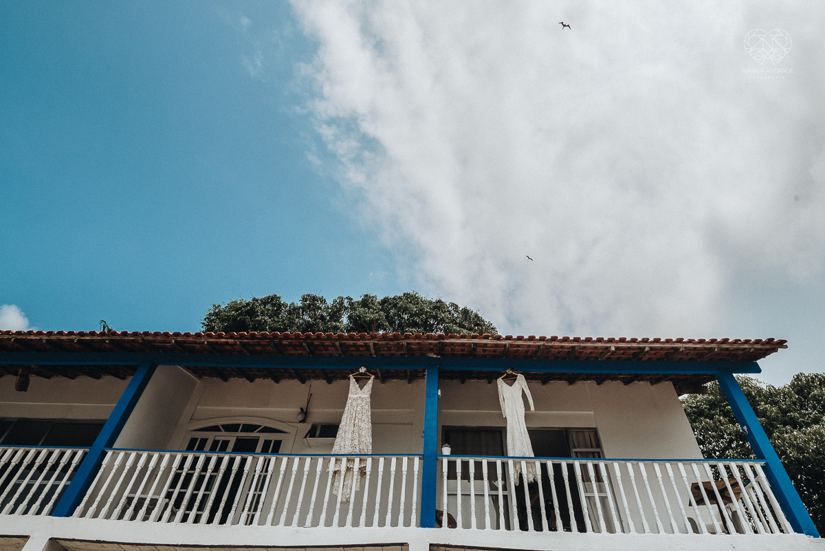 casamento feito em Paraty Rio de Janeiro pela fotografa premiada no brasil e no mundo nayara anrade fotografia casamento homoafetivo entre duas mulheres de vestido de noiva ao ar livre no fim de tarde