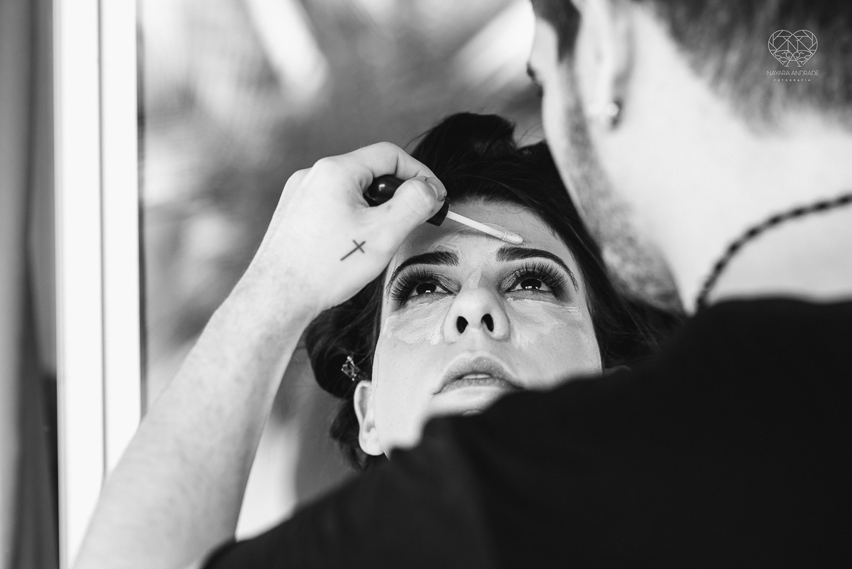 casamento feito em Paraty Rio de Janeiro pela fotografa premiada no brasil e no mundo nayara anrade fotografia casamento homoafetivo entre duas mulheres de vestido de noiva ao ar livre no fim de tarde