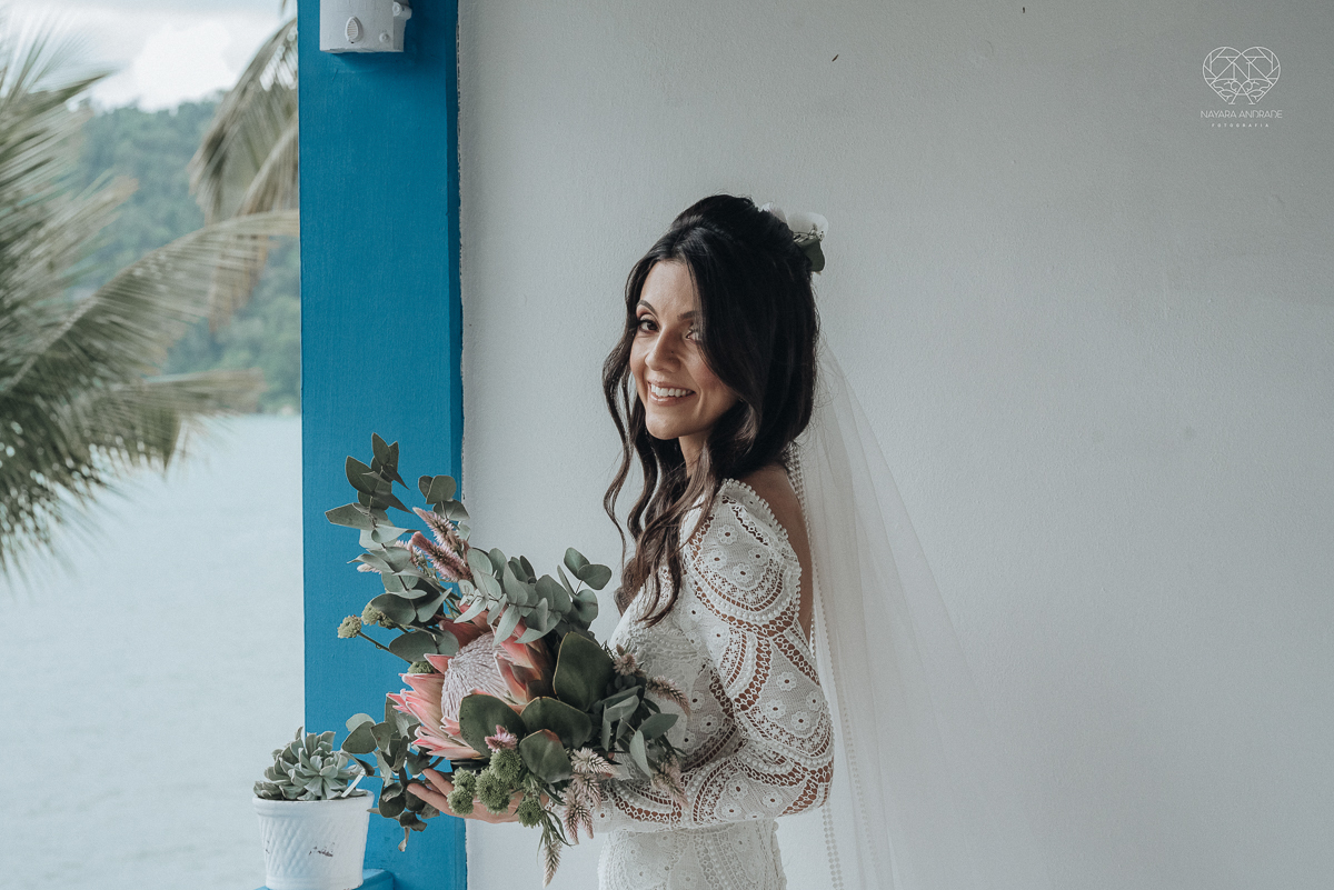 casamento feito em Paraty Rio de Janeiro pela fotografa premiada no brasil e no mundo nayara anrade fotografia casamento homoafetivo entre duas mulheres de vestido de noiva ao ar livre no fim de tarde casamento com noivas