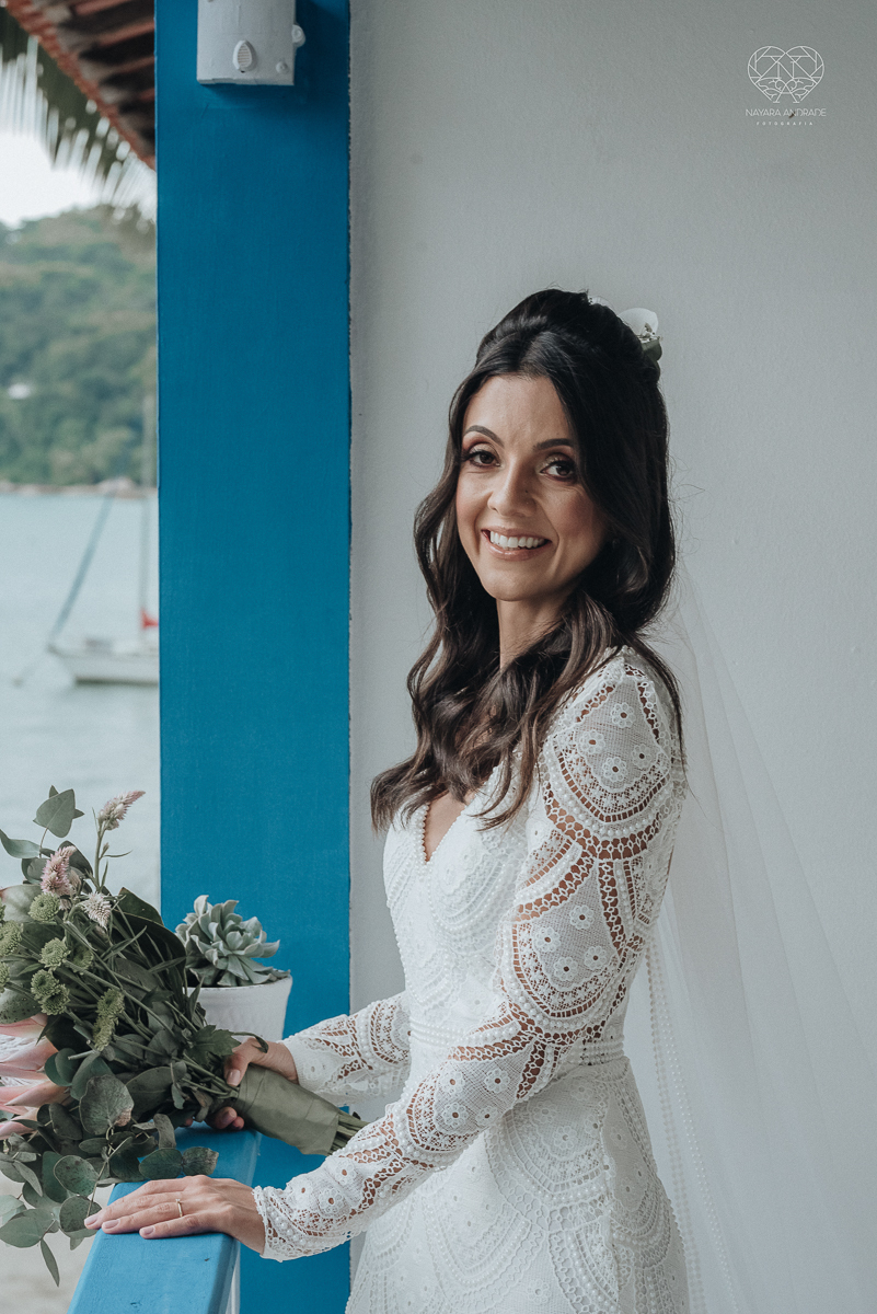 casamento feito em Paraty Rio de Janeiro pela fotografa premiada no brasil e no mundo nayara anrade fotografia casamento homoafetivo entre duas mulheres de vestido de noiva ao ar livre no fim de tarde casamento com noivas