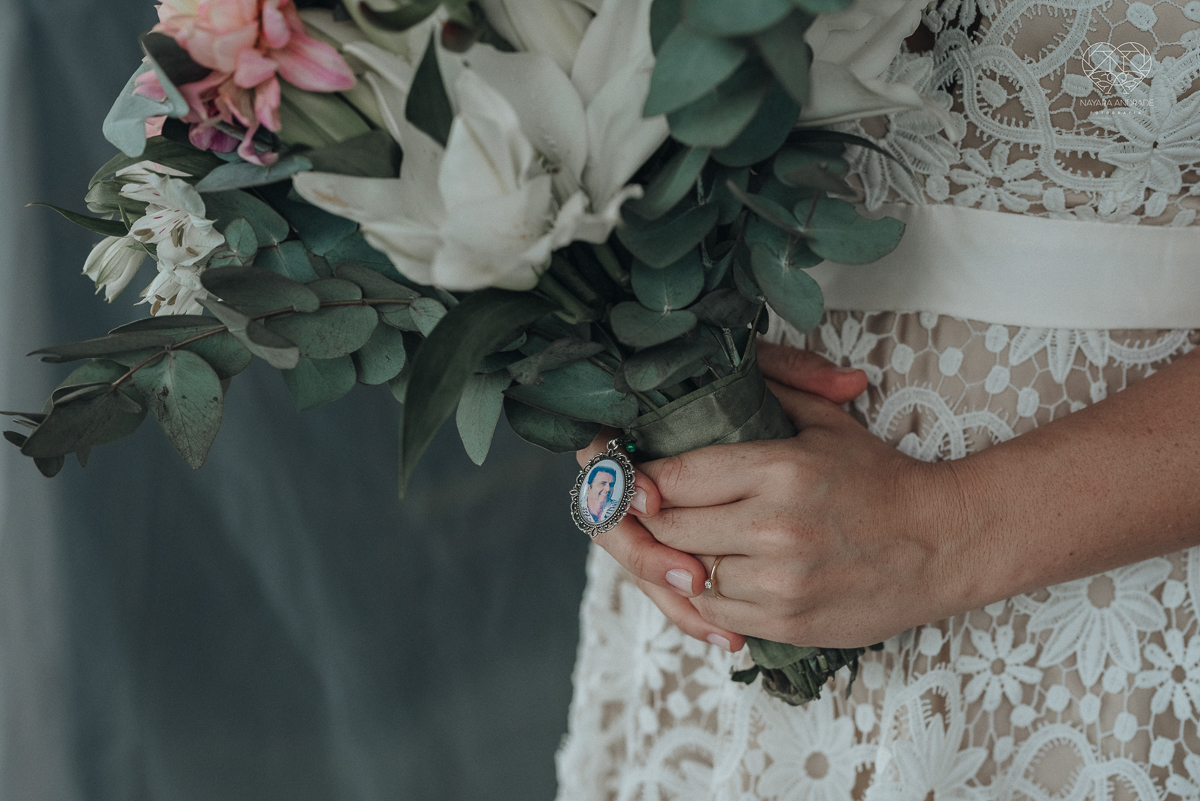 casamento feito em Paraty Rio de Janeiro pela fotografa premiada no brasil e no mundo nayara anrade fotografia casamento homoafetivo entre duas mulheres de vestido de noiva ao ar livre no fim de tarde casamento com noivas