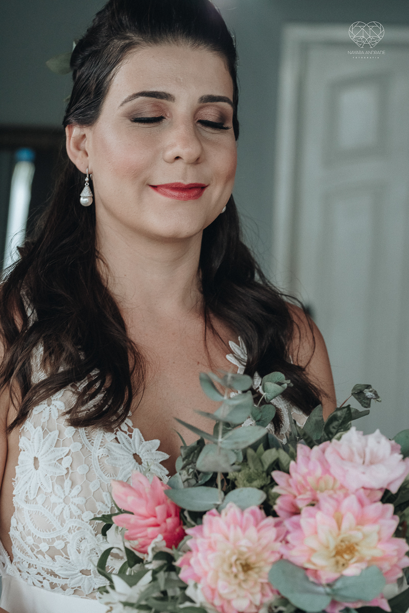 casamento feito em Paraty Rio de Janeiro pela fotografa premiada no brasil e no mundo nayara anrade fotografia casamento homoafetivo entre duas mulheres de vestido de noiva ao ar livre no fim de tarde casamento com noivas