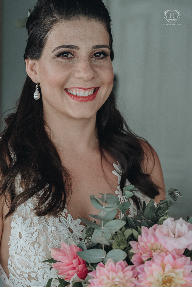 casamento feito em Paraty Rio de Janeiro pela fotografa premiada no brasil e no mundo nayara anrade fotografia casamento homoafetivo entre duas mulheres de vestido de noiva ao ar livre no fim de tarde casamento com noivascasamento feito em Paraty Rio de J