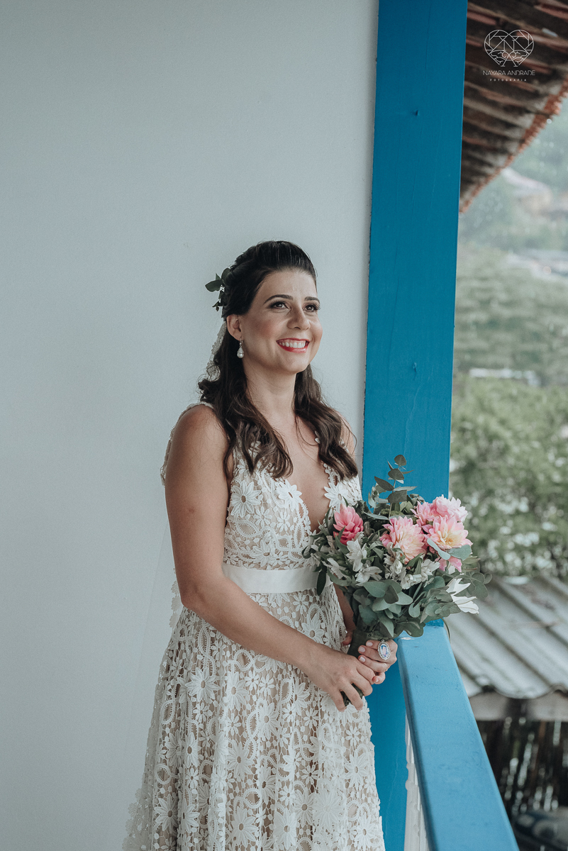 casamento feito em Paraty Rio de Janeiro pela fotografa premiada no brasil e no mundo nayara anrade fotografia casamento homoafetivo entre duas mulheres de vestido de noiva ao ar livre no fim de tarde casamento com noivas