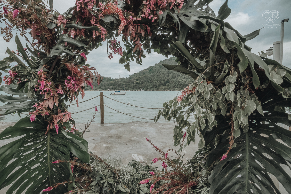 casamento feito em Paraty Rio de Janeiro pela fotografa premiada no brasil e no mundo nayara anrade fotografia casamento homoafetivo entre duas mulheres de vestido de noiva ao ar livre no fim de tarde casamento com noivas