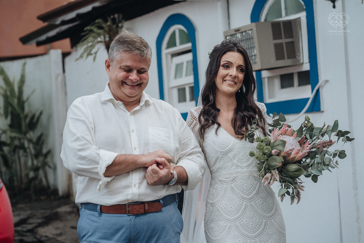 casamento feito em Paraty Rio de Janeiro pela fotografa premiada no brasil e no mundo nayara anrade fotografia casamento homoafetivo entre duas mulheres de vestido de noiva ao ar livre no fim de tarde casamento com noivas