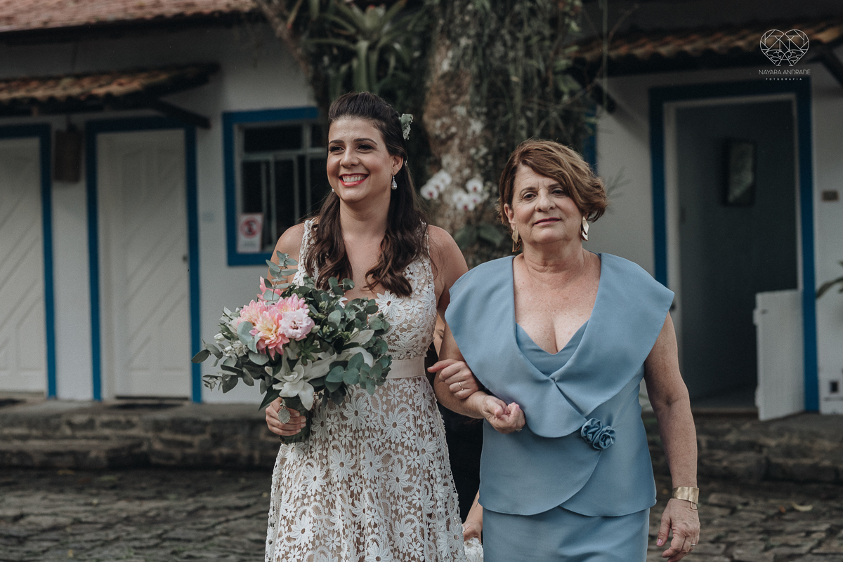 casamento feito em Paraty Rio de Janeiro pela fotografa premiada no brasil e no mundo nayara anrade fotografia casamento homoafetivo entre duas mulheres de vestido de noiva ao ar livre no fim de tarde casamento com noivas