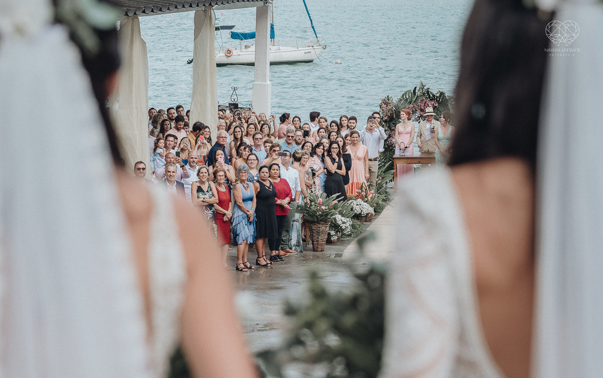 casamento feito em Paraty Rio de Janeiro pela fotografa premiada no brasil e no mundo nayara anrade fotografia casamento homoafetivo entre duas mulheres de vestido de noiva ao ar livre no fim de tarde casamento com noivas