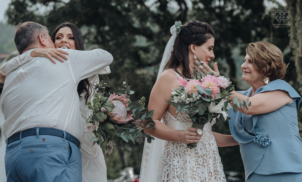 casamento feito em Paraty Rio de Janeiro pela fotografa premiada no brasil e no mundo nayara anrade fotografia casamento homoafetivo entre duas mulheres de vestido de noiva ao ar livre no fim de tarde casamento com noivas