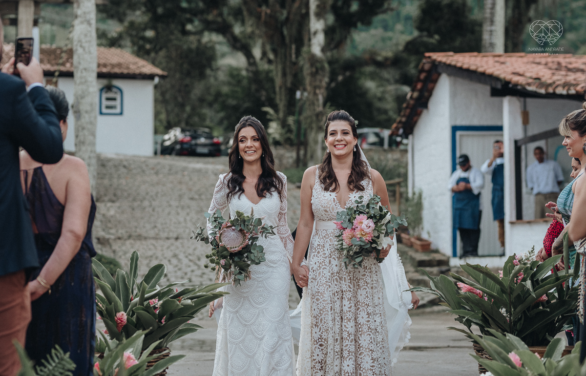 casamento feito em Paraty Rio de Janeiro pela fotografa premiada no brasil e no mundo nayara anrade fotografia casamento homoafetivo entre duas mulheres de vestido de noiva ao ar livre no fim de tarde casamento com noivas