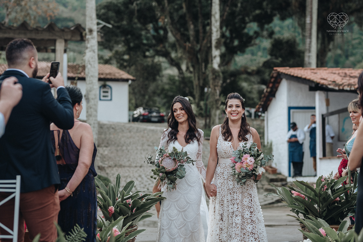 casamento feito em Paraty Rio de Janeiro pela fotografa premiada no brasil e no mundo nayara anrade fotografia casamento homoafetivo entre duas mulheres de vestido de noiva ao ar livre no fim de tarde casamento com noivas