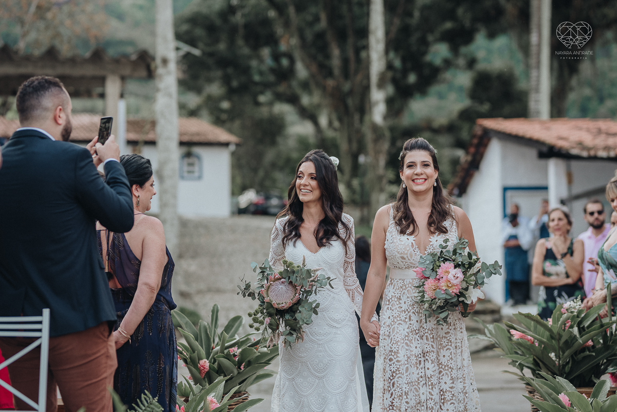 casamento feito em Paraty Rio de Janeiro pela fotografa premiada no brasil e no mundo nayara anrade fotografia casamento homoafetivo entre duas mulheres de vestido de noiva ao ar livre no fim de tarde casamento com noivas