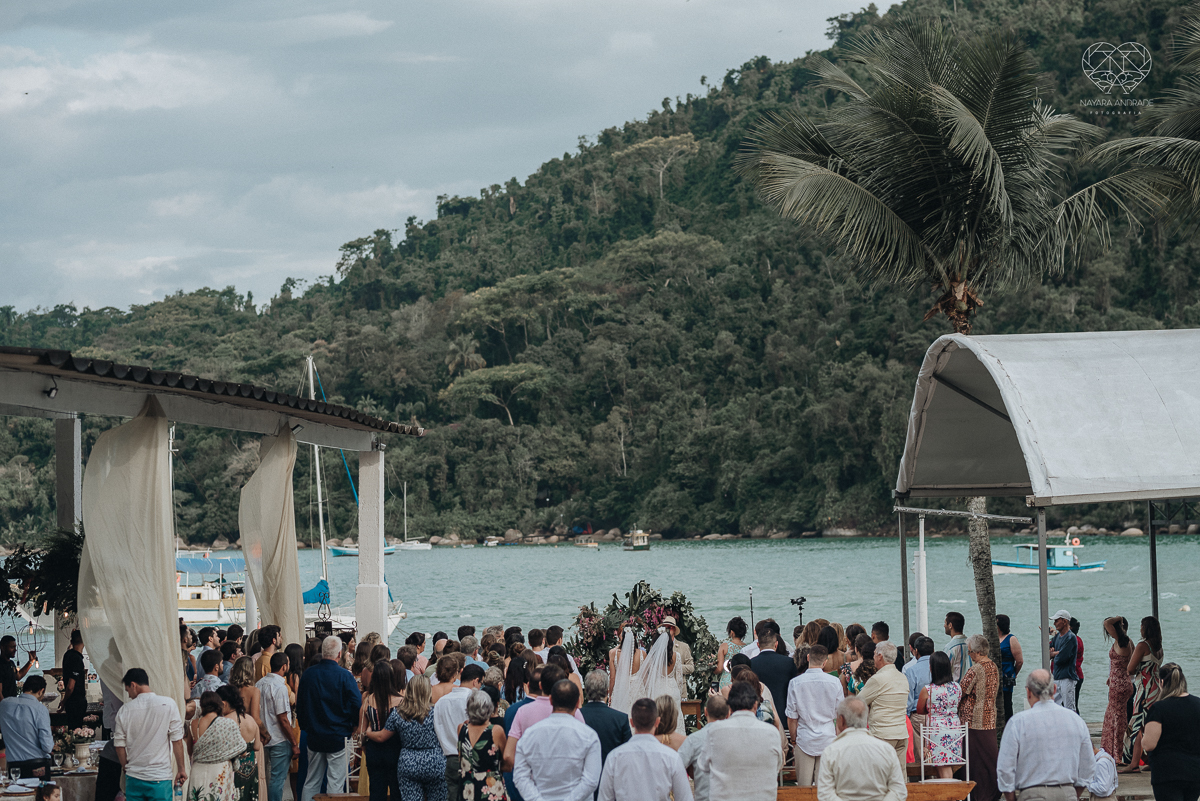 casamento feito em Paraty Rio de Janeiro pela fotografa premiada no brasil e no mundo nayara anrade fotografia casamento homoafetivo entre duas mulheres de vestido de noiva ao ar livre no fim de tarde casamento com noivas