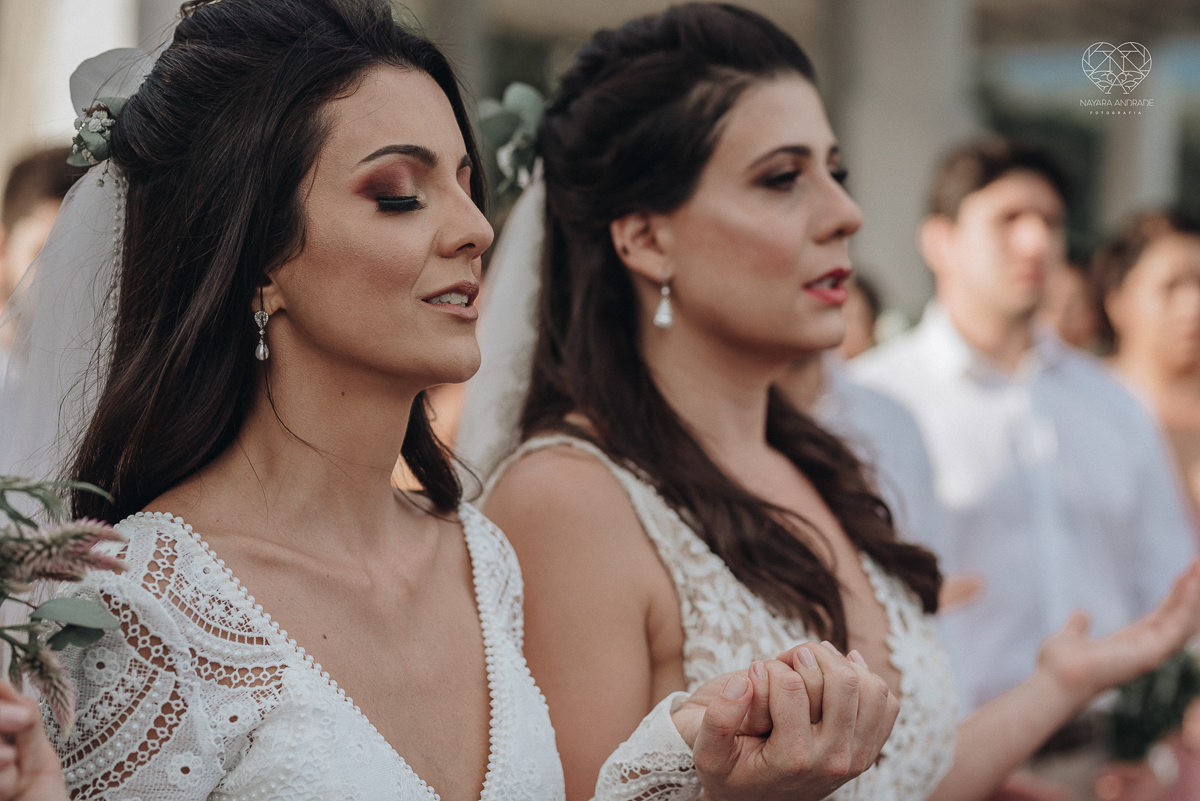 casamento feito em Paraty Rio de Janeiro pela fotografa premiada no brasil e no mundo nayara anrade fotografia casamento homoafetivo entre duas mulheres de vestido de noiva ao ar livre no fim de tarde casamento com noivas