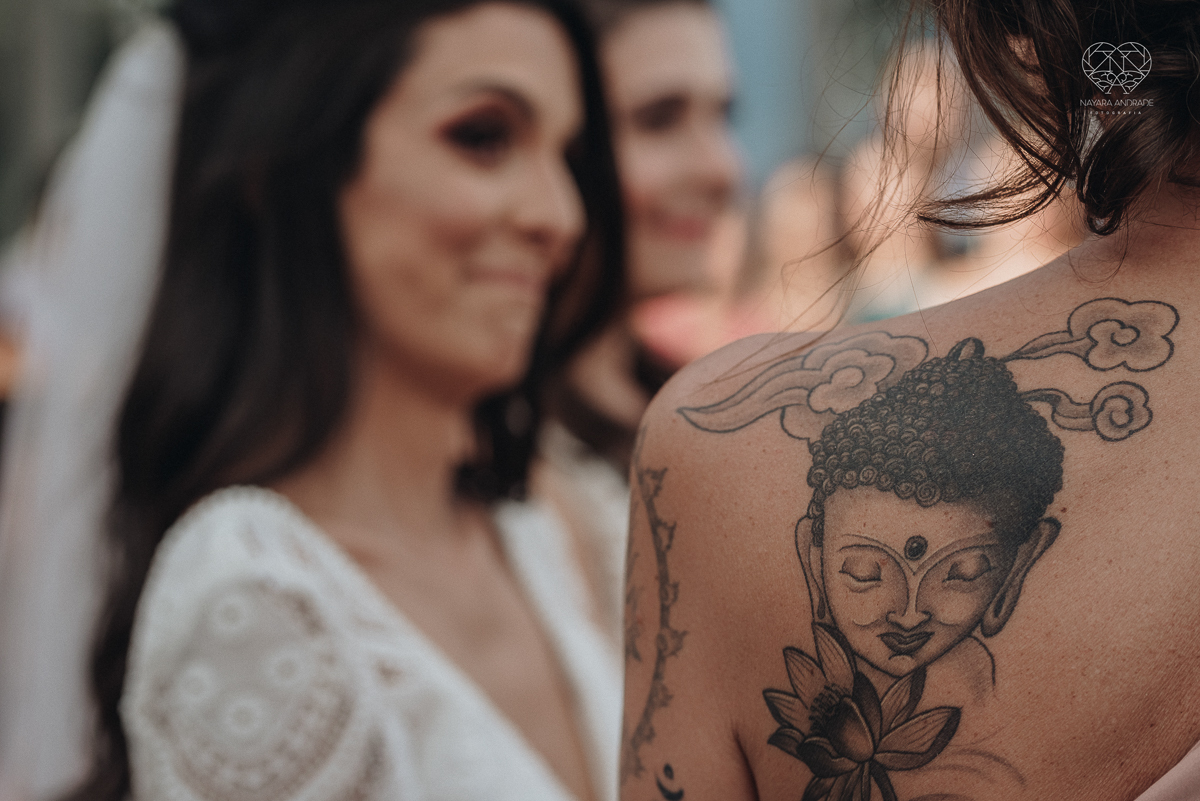 casamento feito em Paraty Rio de Janeiro pela fotografa premiada no brasil e no mundo nayara anrade fotografia casamento homoafetivo entre duas mulheres de vestido de noiva ao ar livre no fim de tarde casamento com noivas