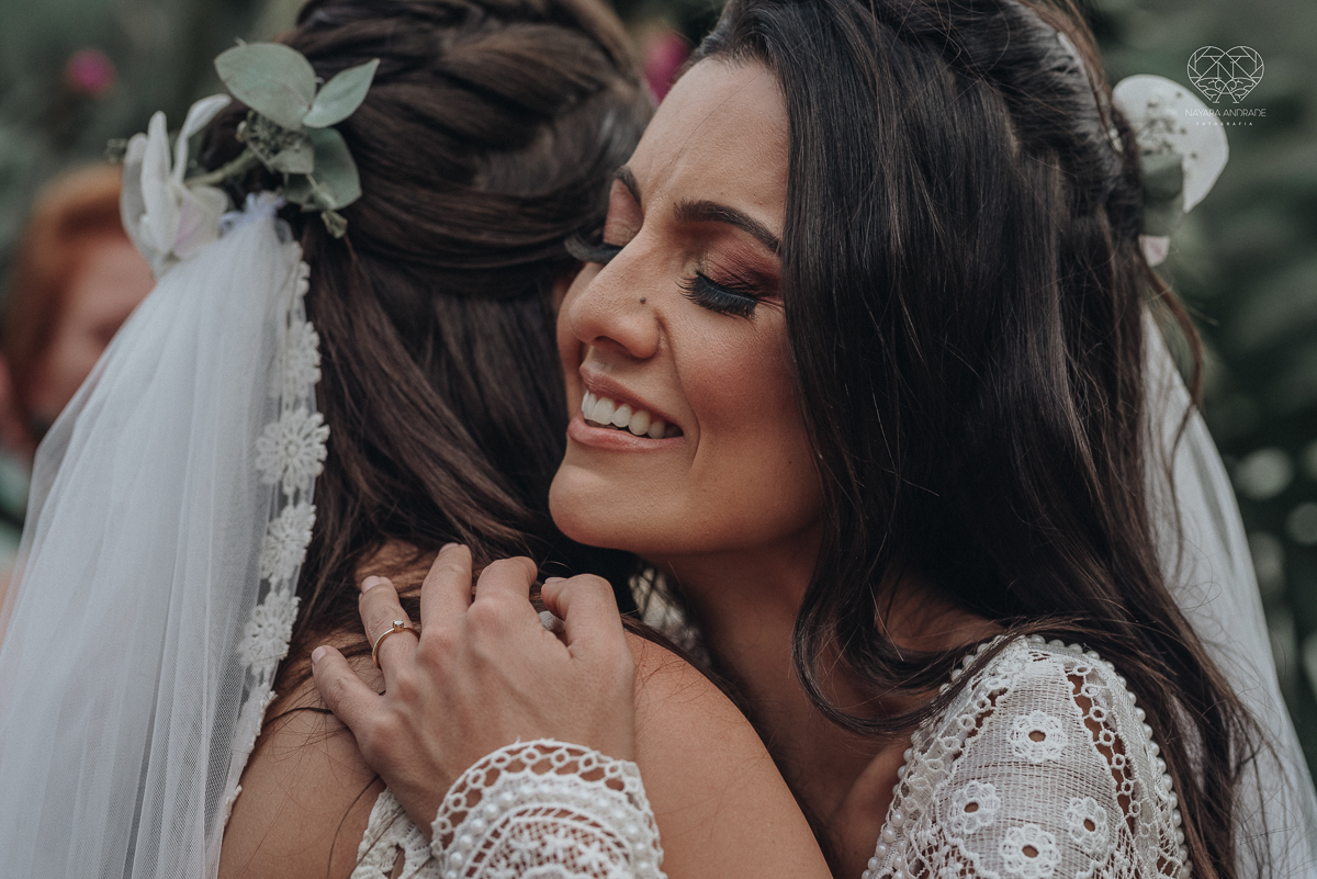 casamento feito em Paraty Rio de Janeiro pela fotografa premiada no brasil e no mundo nayara anrade fotografia casamento homoafetivo entre duas mulheres de vestido de noiva ao ar livre no fim de tarde casamento com noivas