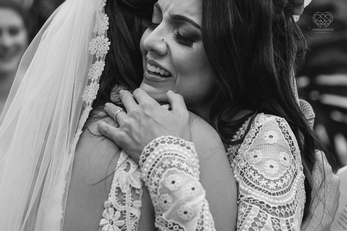 casamento feito em Paraty Rio de Janeiro pela fotografa premiada no brasil e no mundo nayara anrade fotografia casamento homoafetivo entre duas mulheres de vestido de noiva ao ar livre no fim de tarde casamento com noivas