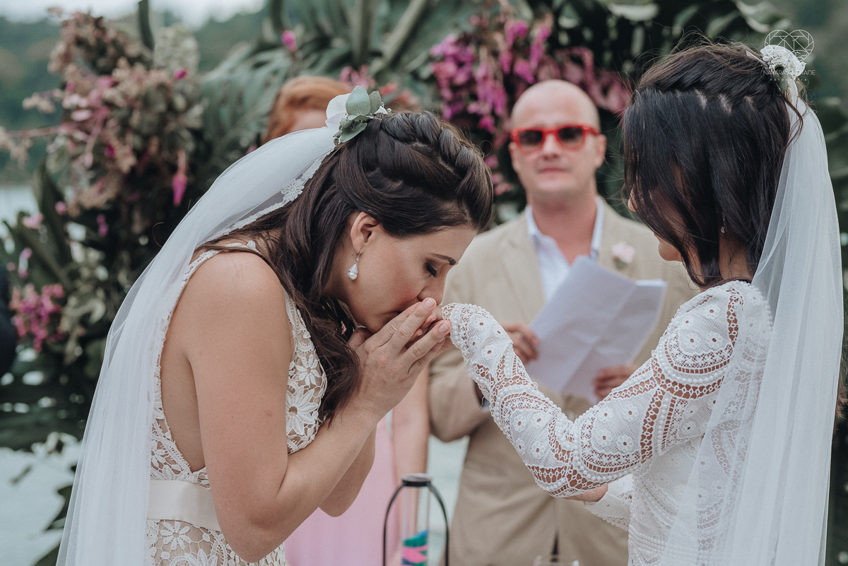 casamento feito em Paraty Rio de Janeiro pela fotografa premiada no brasil e no mundo nayara anrade fotografia casamento homoafetivo entre duas mulheres de vestido de noiva ao ar livre no fim de tarde casamento com noivas